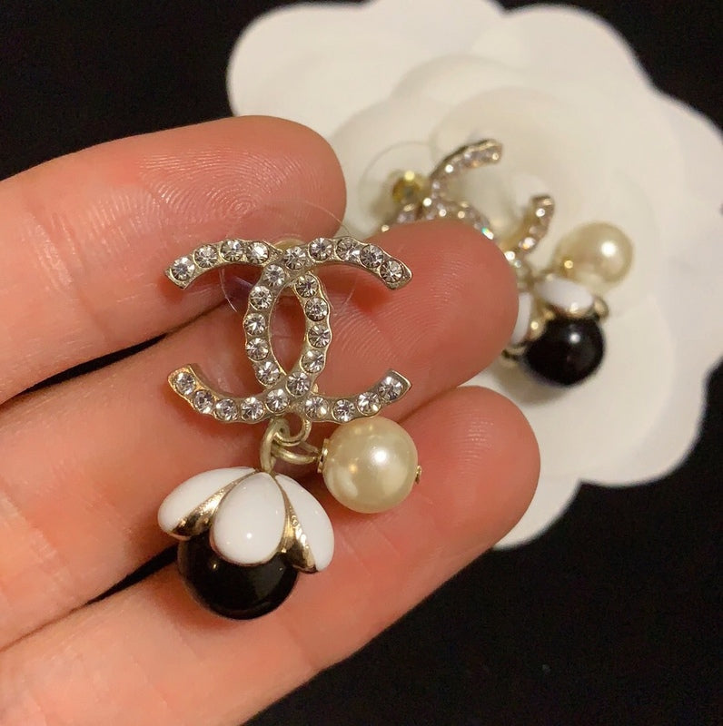 CHE137 Classic Petal Pearl Stud Earrings Jewelry