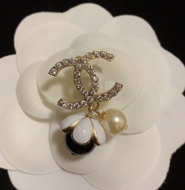 CHE137 Classic Petal Pearl Stud Earrings Jewelry