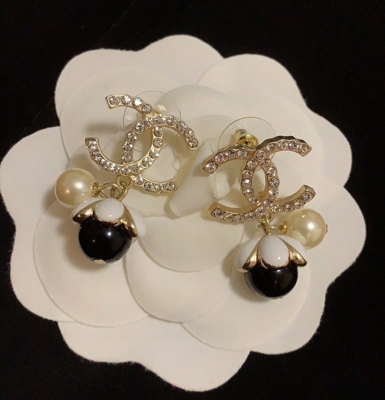 CHE137 Classic Petal Pearl Stud Earrings Jewelry